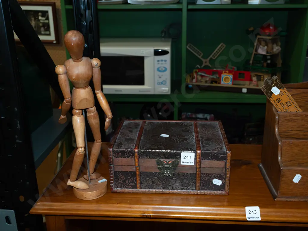 small articulated model's doll, lidded hinge box Doll H310 Image 1++