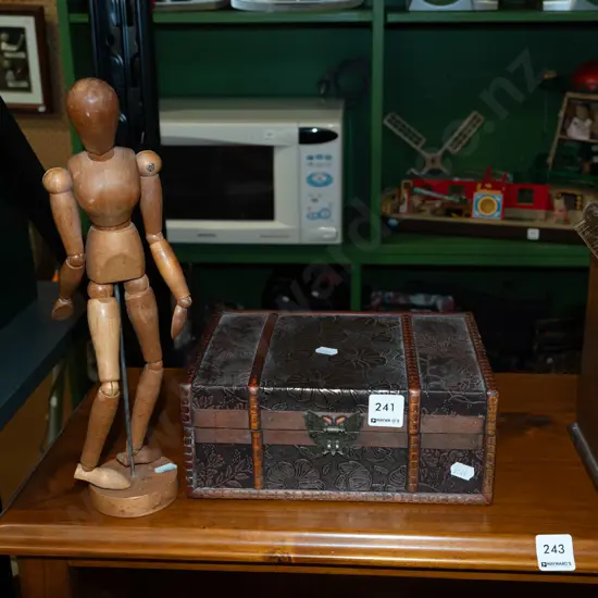 small articulated model's doll, lidded hinge box Doll H310