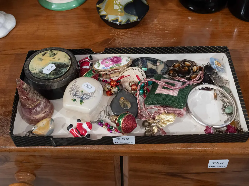 tray; trinket boxes, costume jewellery etc Image 1++