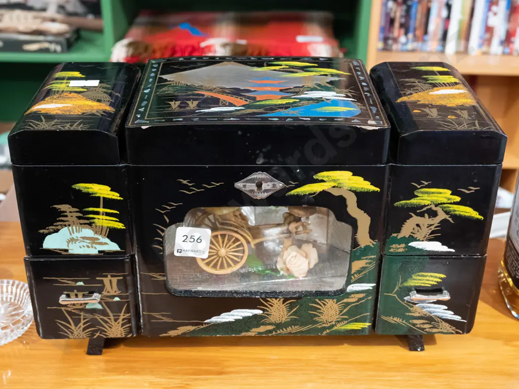 Japanese lacquer jewellery box Image 1++