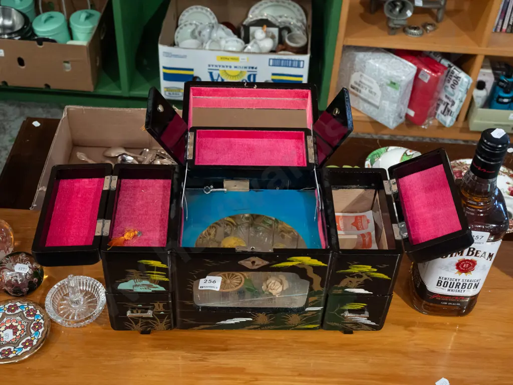 Japanese lacquer jewellery box Image 1++