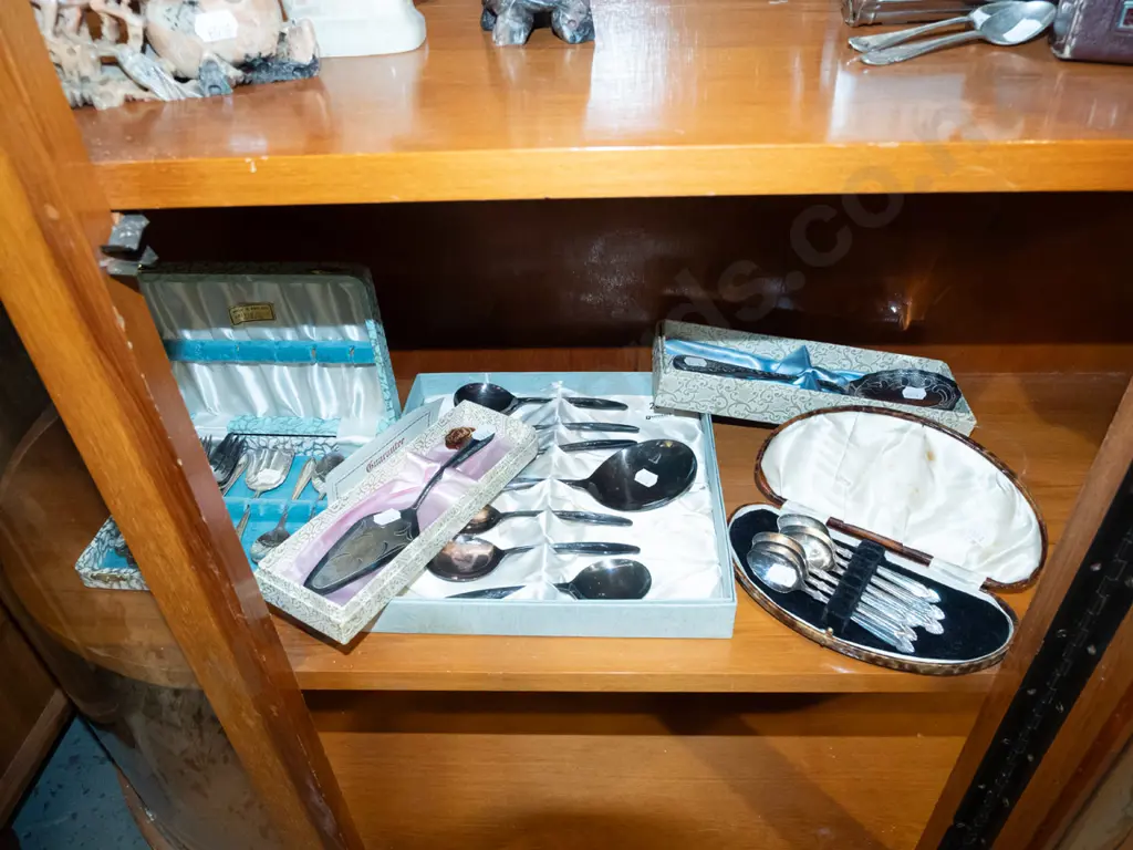 assorted cased cutlery Image 1++