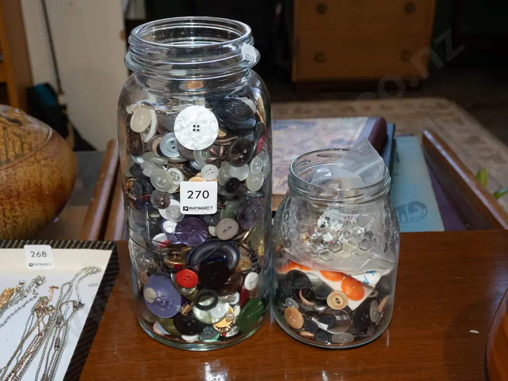 2x jars of buttons H245 Image 1++