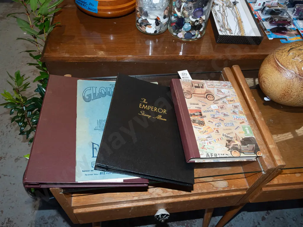 5x stamp albums Image 1++