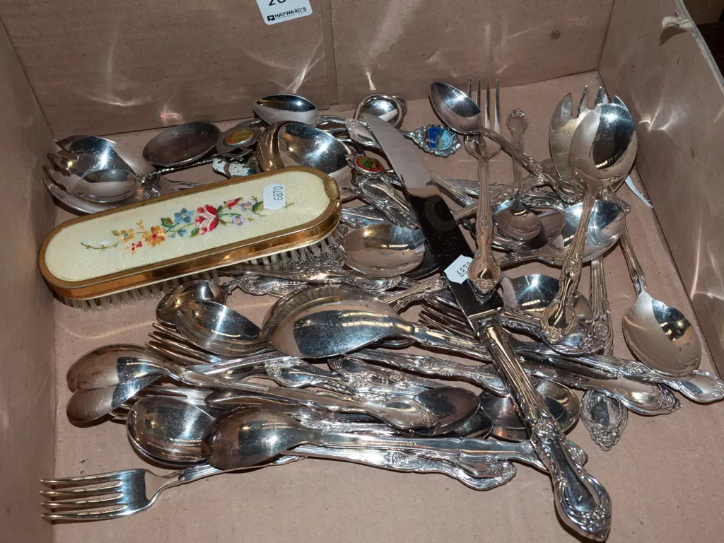 box of cutlery, clothes brush Image 1++