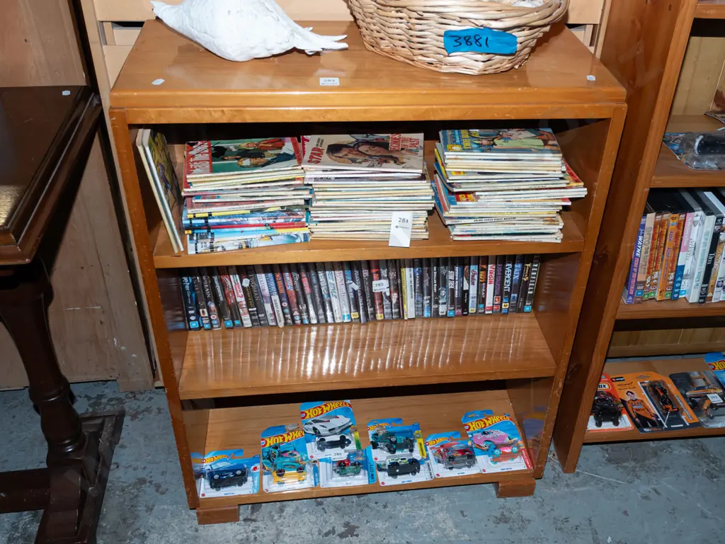rimu bookcase H860 W680 D290 Image 1++