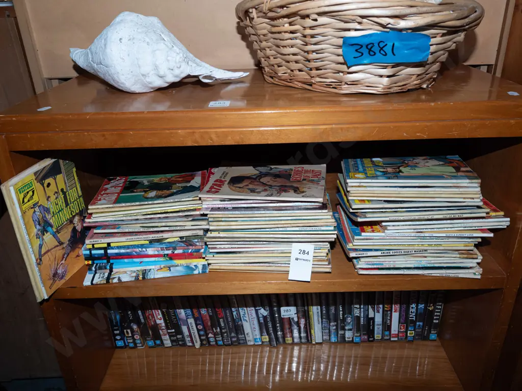 assorted small paperback graphic novels Image 1++