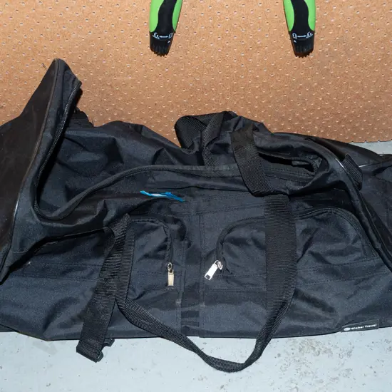 black sports bag/holdall