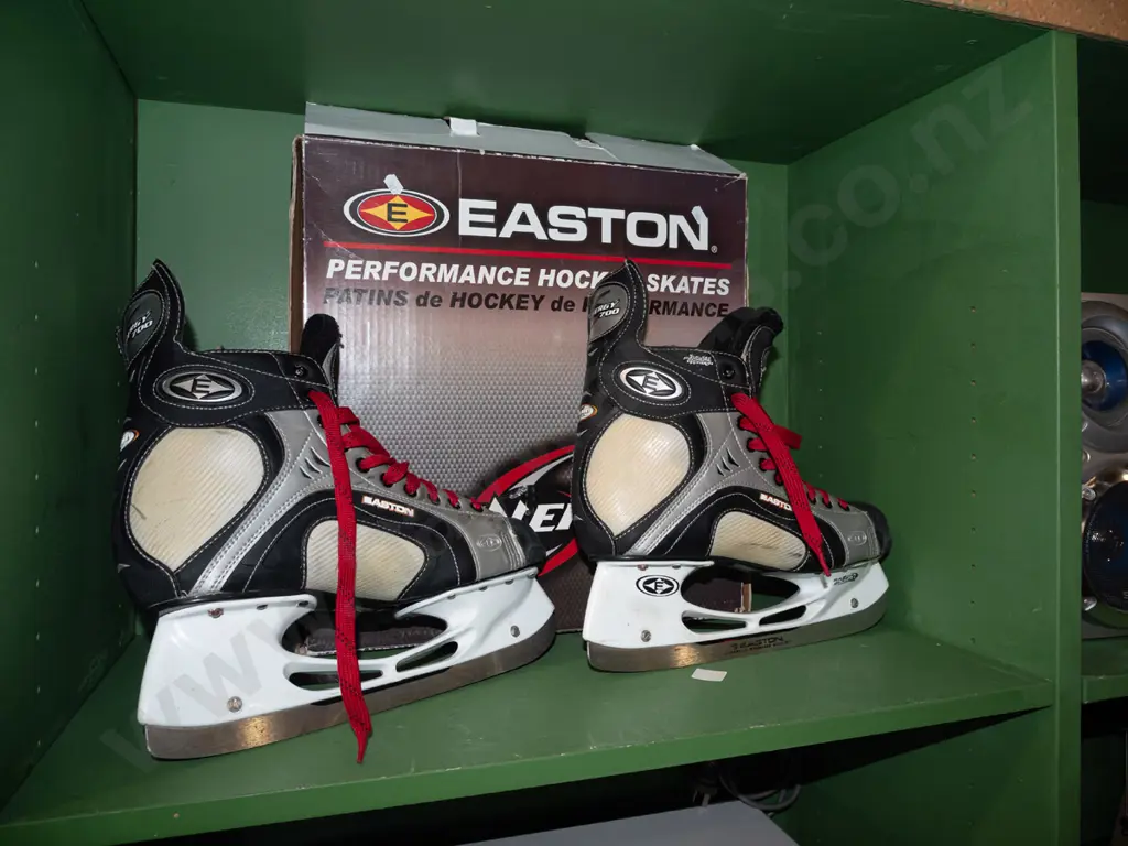 pair of Easton size 12 EE Canadian ice hockey skates Image 1++