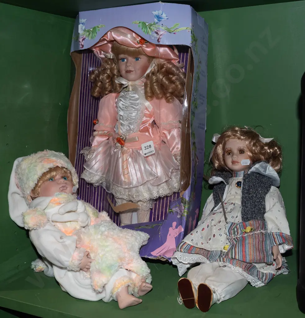 3x porcelain dolls Image 1++