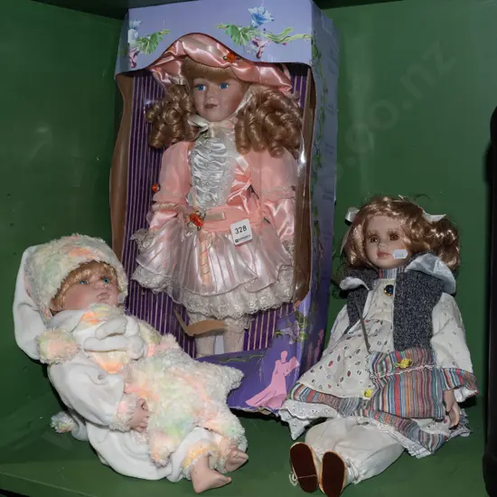 3x porcelain dolls