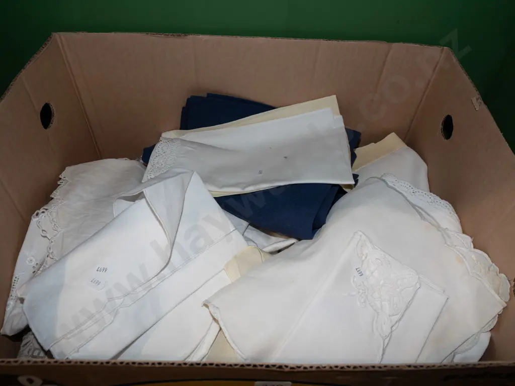 box; tablecloths, napkins, pillow cases etc Image 1++