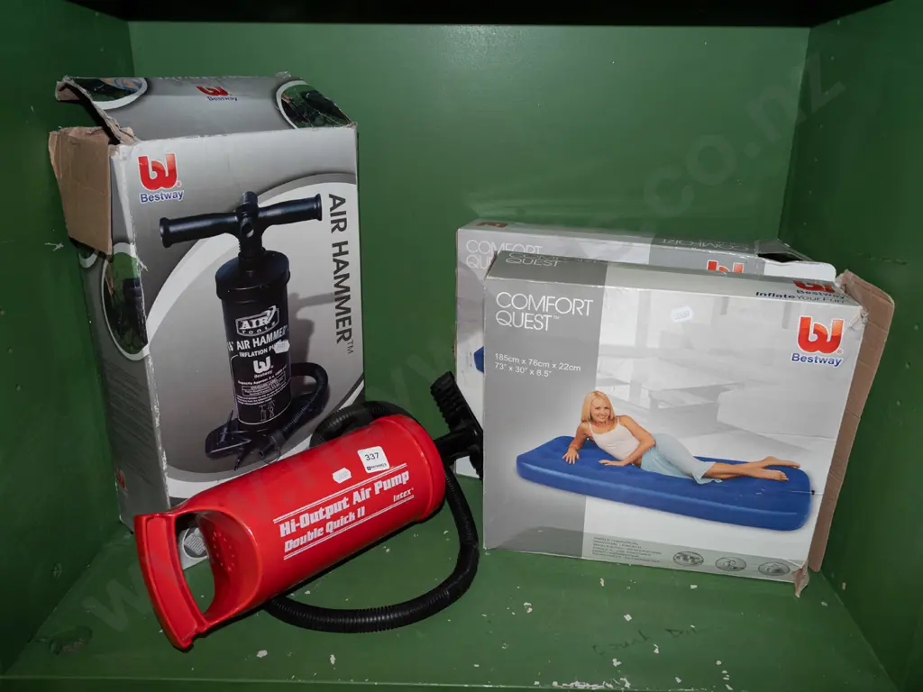 2x air beds, hand pumps Image 1++