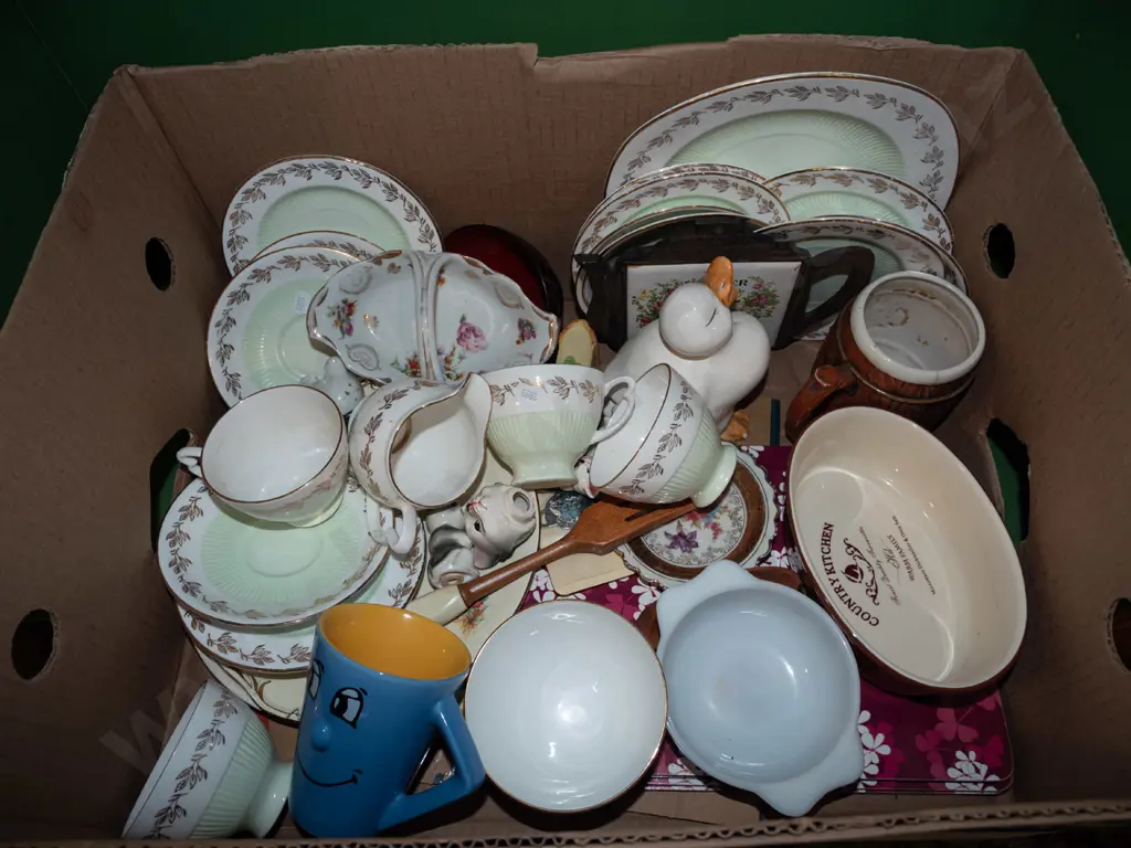 box; part Colclough tea set, small baking dishes, ceramic basket etc Image 1++