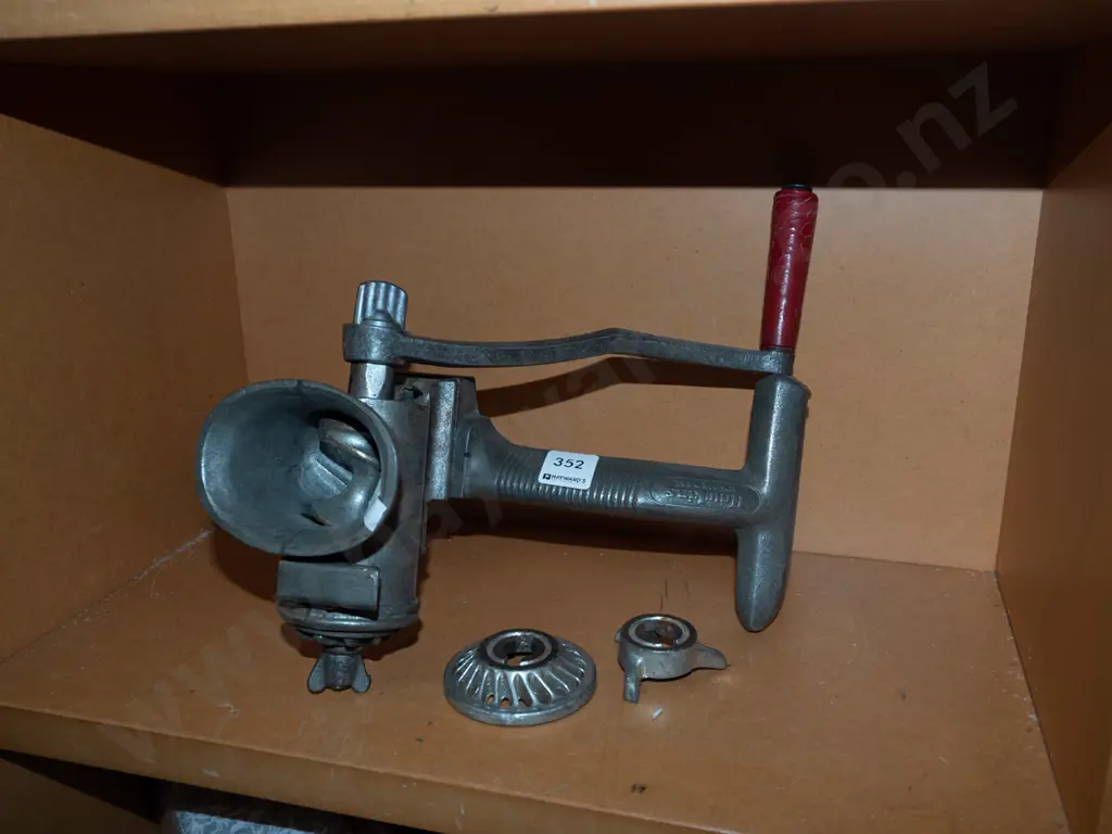 bench top mincer Image 1++