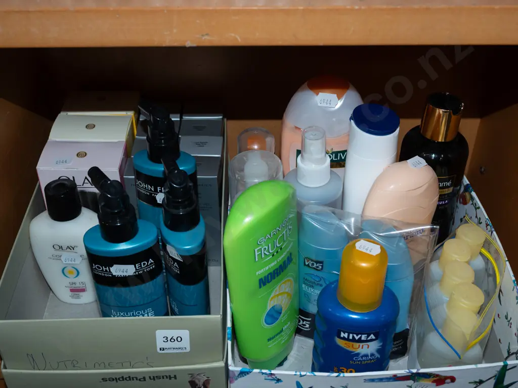 shelf; moisturisers, conditioners etc Image 1++