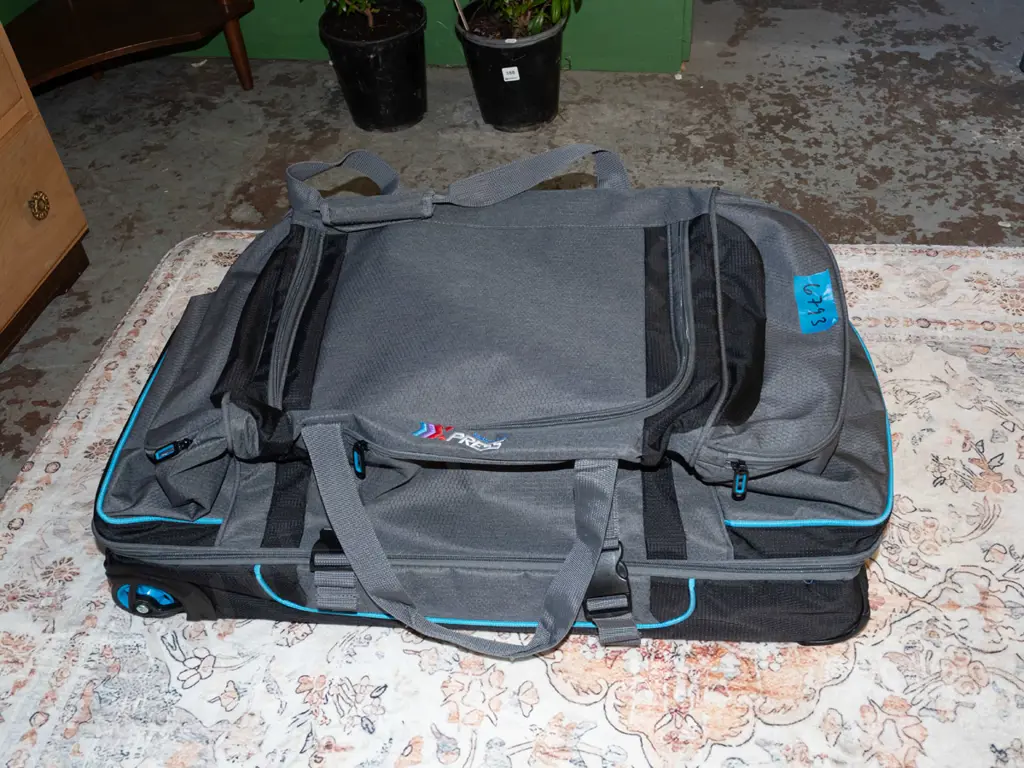Express suitcase Image 1++
