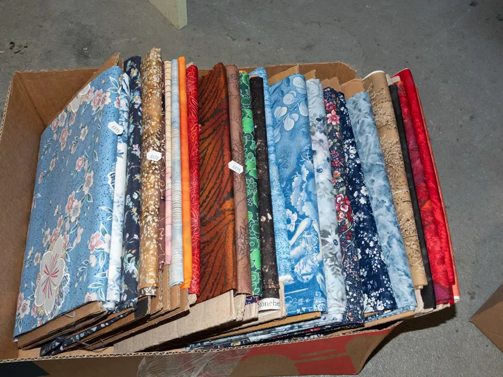 box of fabric pieces Image 1++