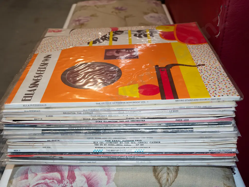 box; jazz and other LPs Image 1++
