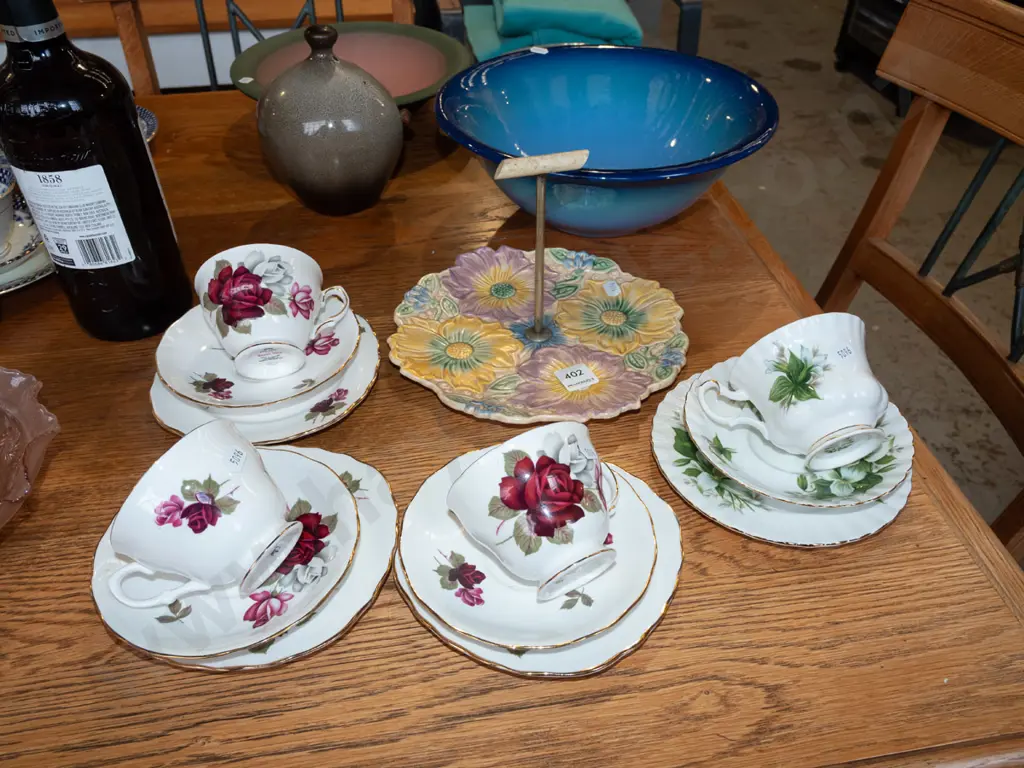 floral cake plate with handle, 4x trios Image 1++