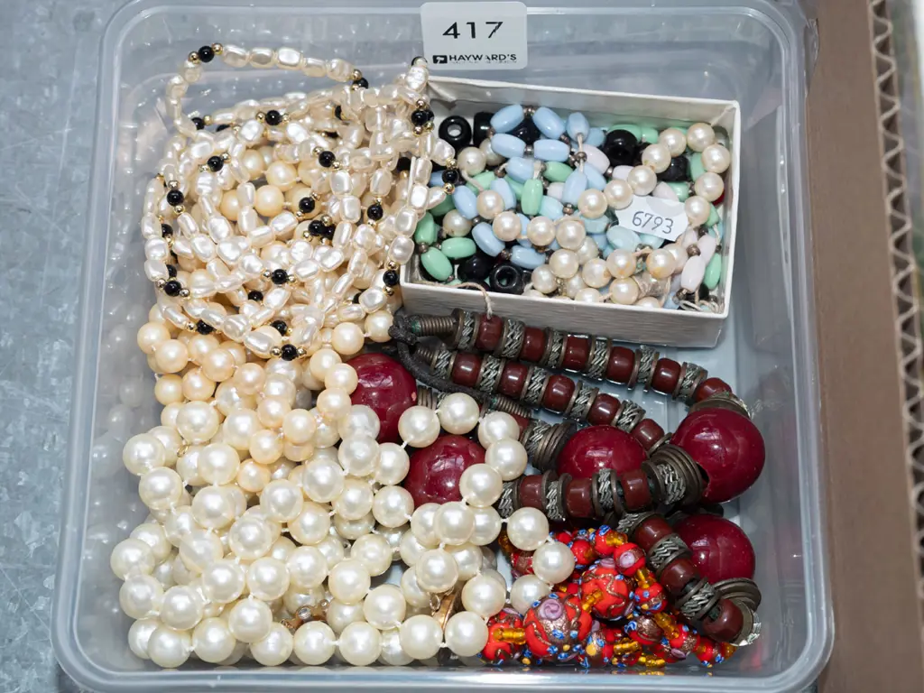 small tub of costume jewellery Image 1++