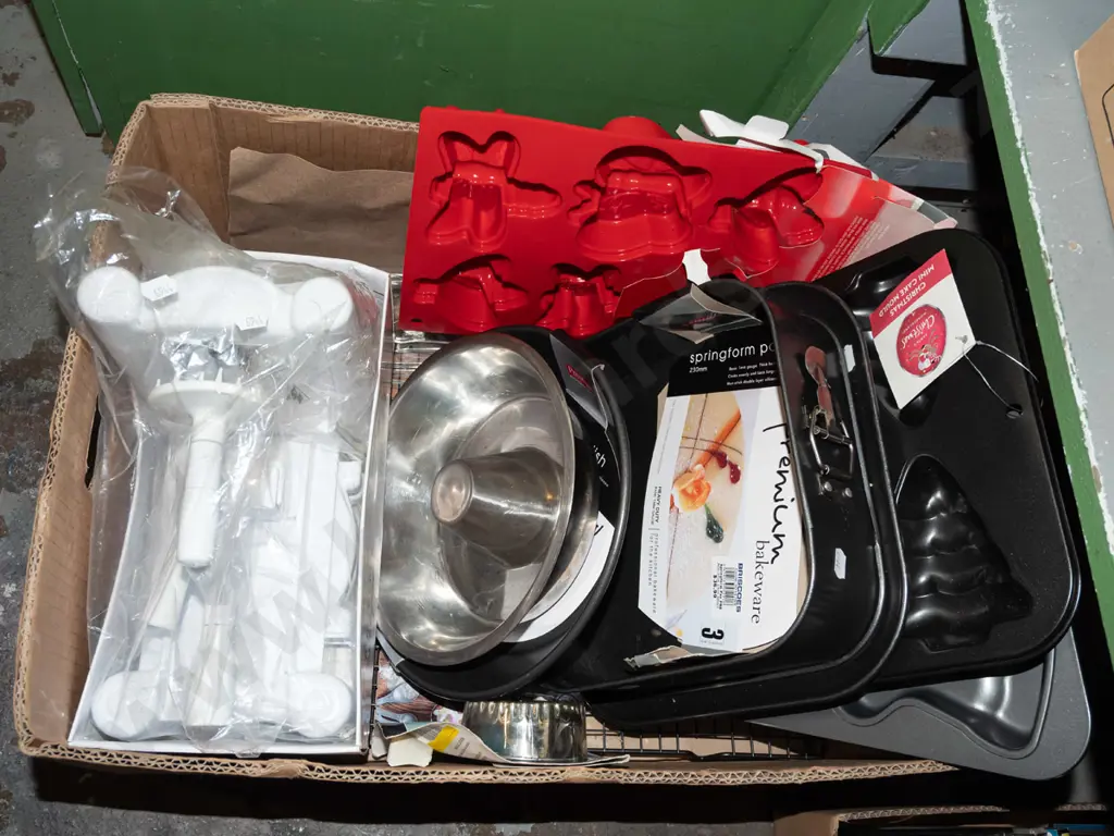 box; kitchen accessories, slicer, pastry cutters, baking dishes etc Image 1++