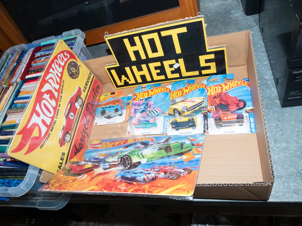 box; Hotwheels prints on tin, sign, 4x Hotwheels vehicles Image 1++