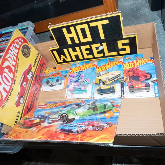 box; Hotwheels prints on tin, sign, 4x Hotwheels vehicles