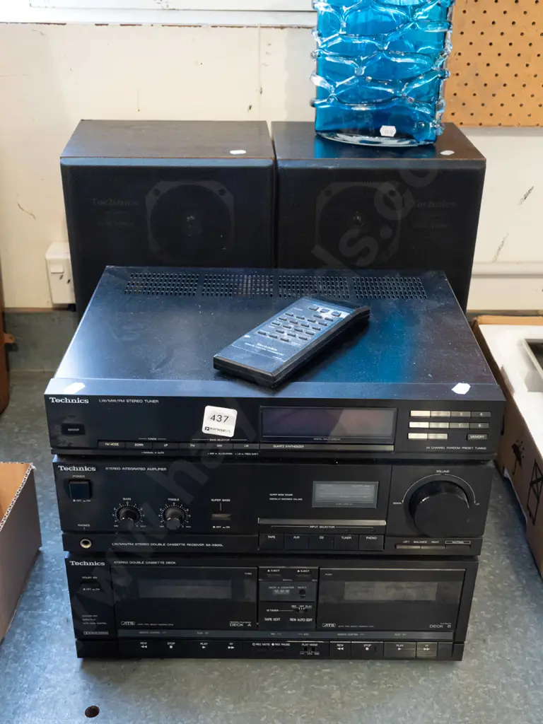 Technics stereo with 2 bookcase speakers, twin cassette, amp, tuner Image 1++