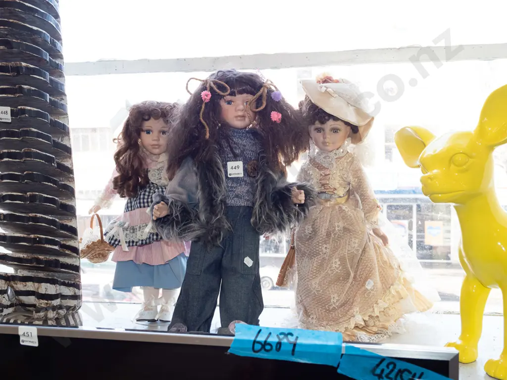 3x porcelain display dolls  Image 1++