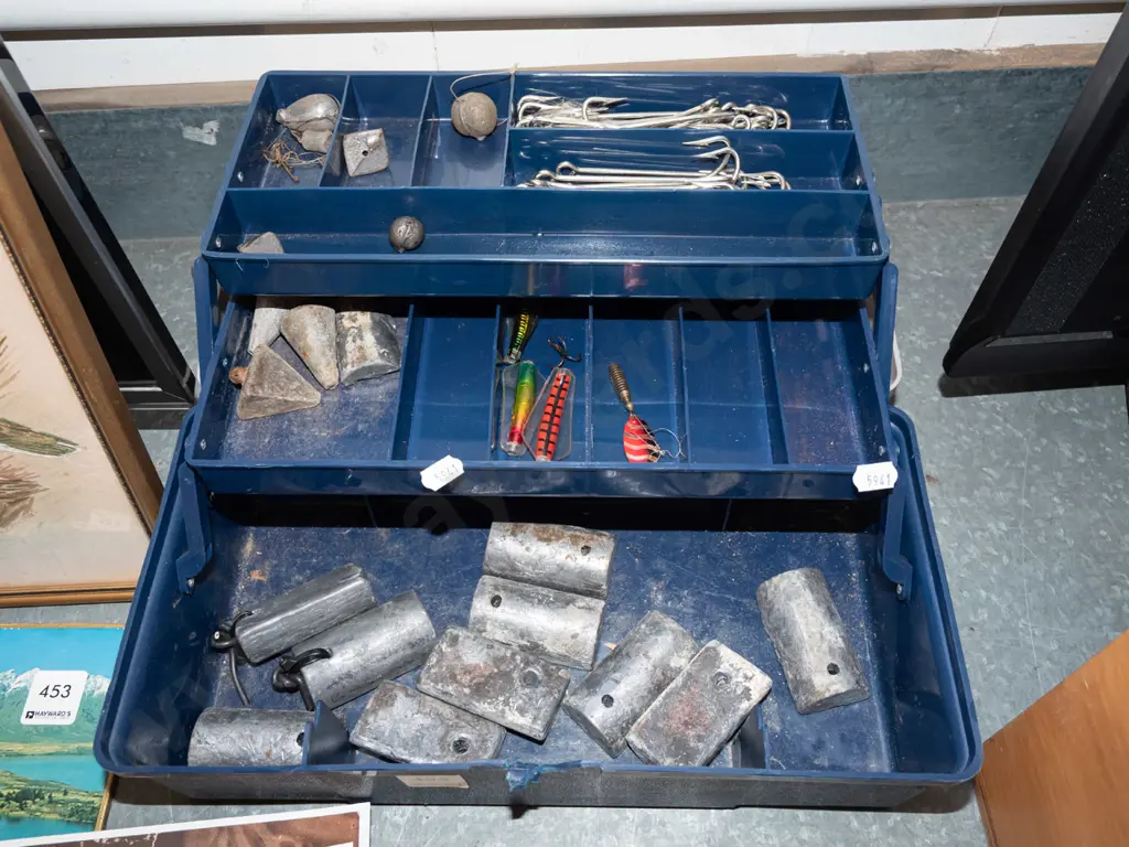 fishing tackle box; hooks, sinkers Image 1++