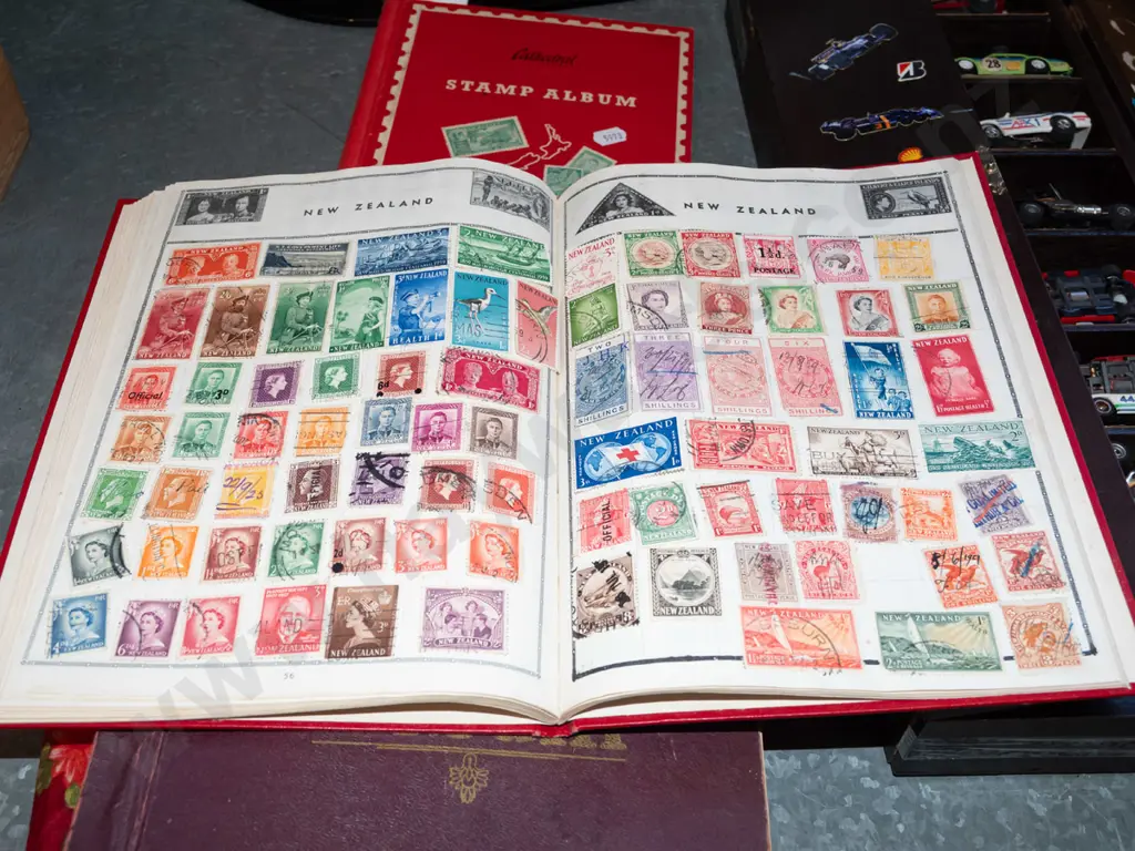 4x stamp albums Image 1++