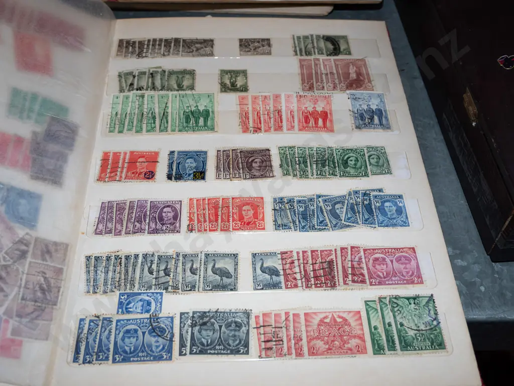 4x stamp albums Image 1++
