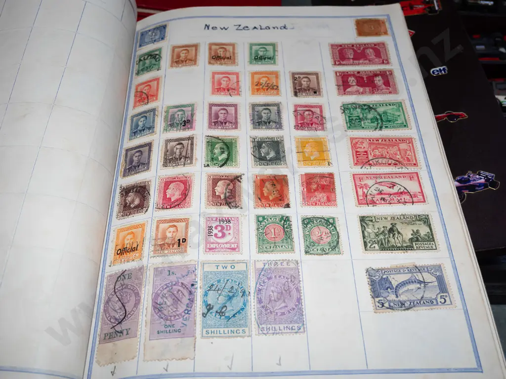 4x stamp albums Image 1++
