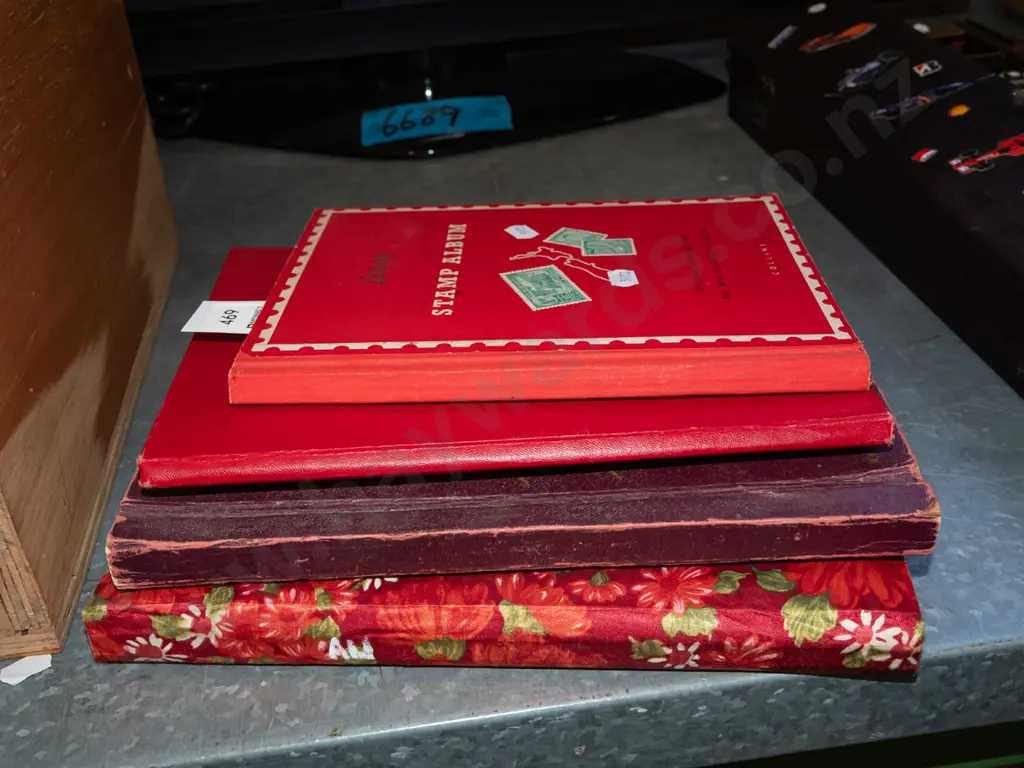 4x stamp albums Image 1++