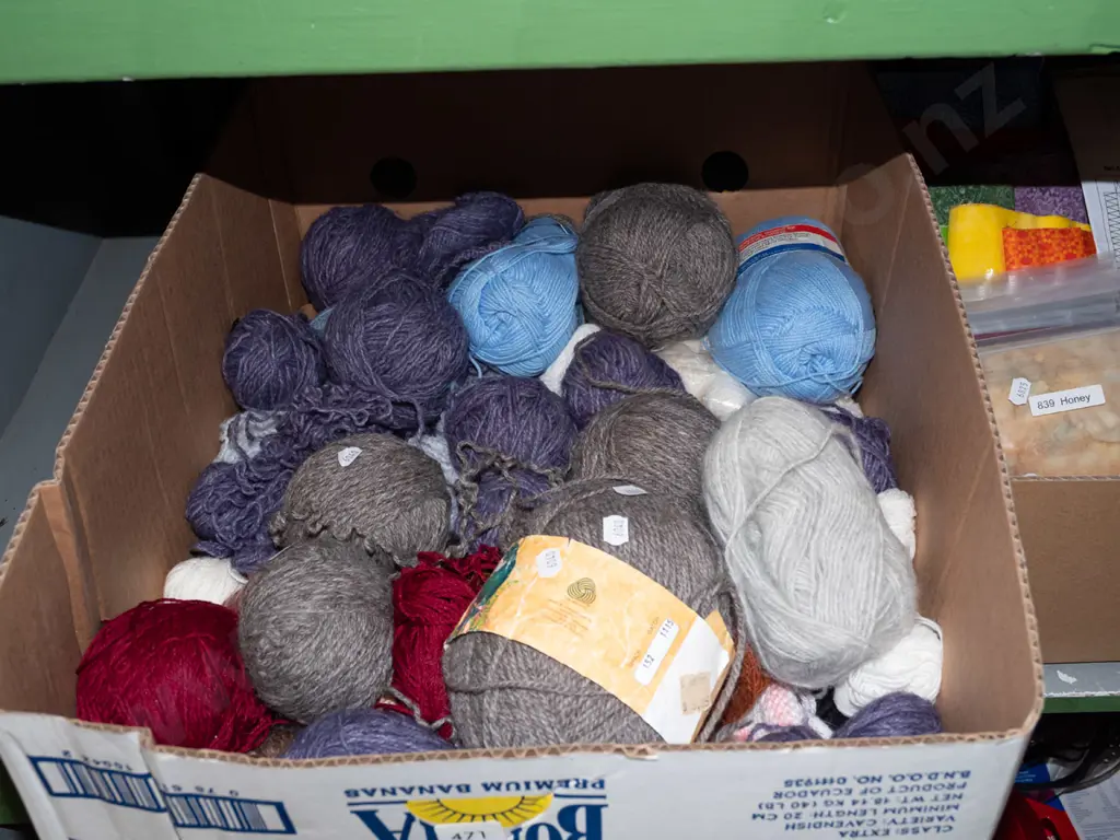 box; knitting yarns Image 1++