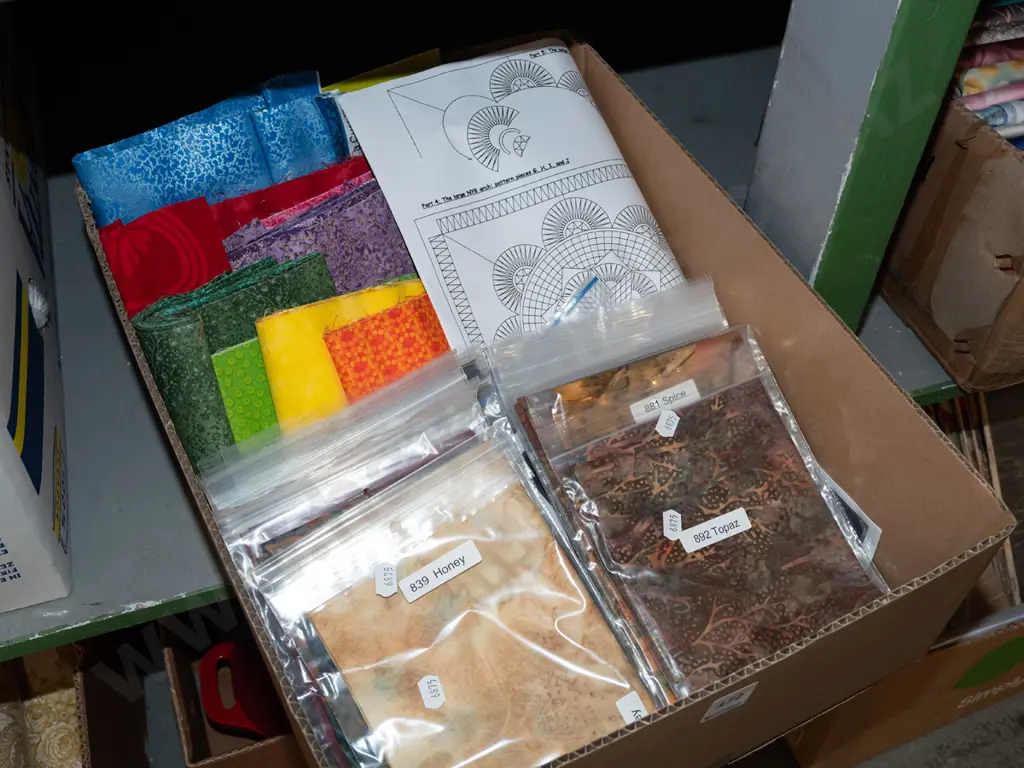 box; fabric pieces Image 1++