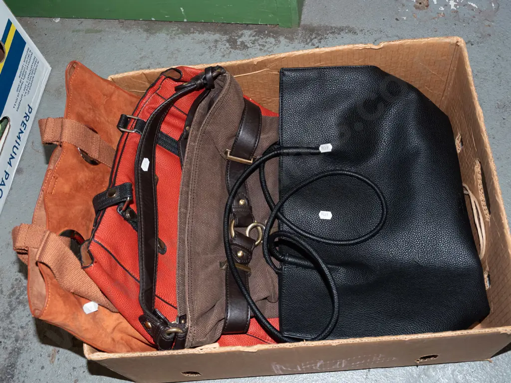 box; 4x as new hand bags Image 1++