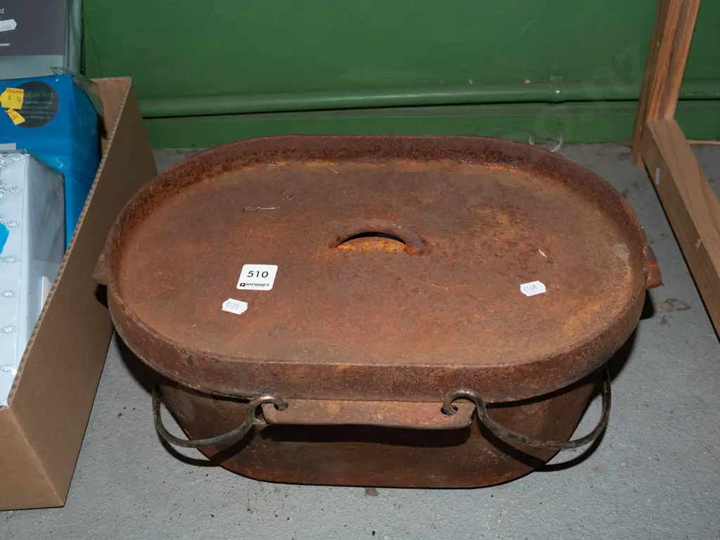 very rusty cast iron dutch oven Diam380 Image 1++