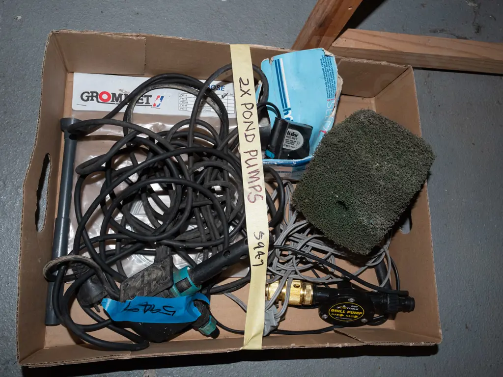 box; 2x pond pumps Image 1++