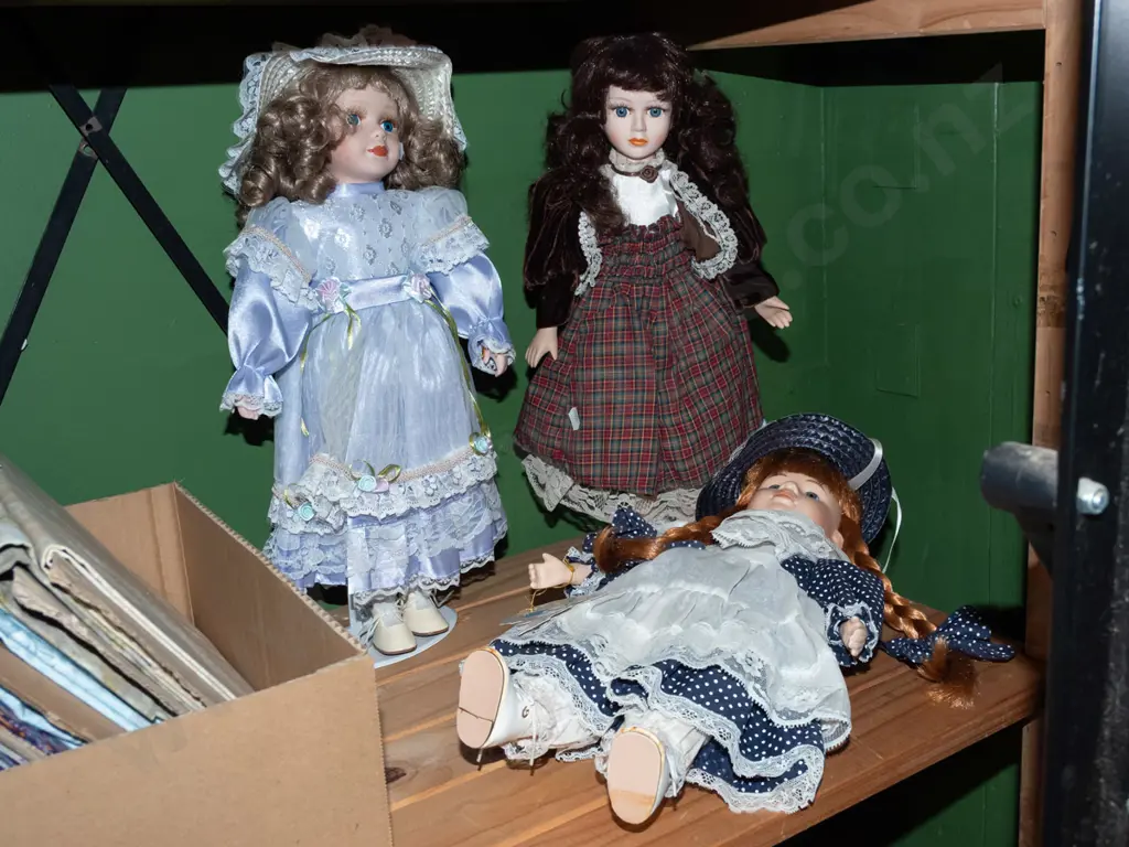 3x porcelain dolls Image 1++