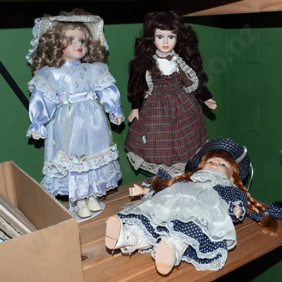 3x porcelain dolls