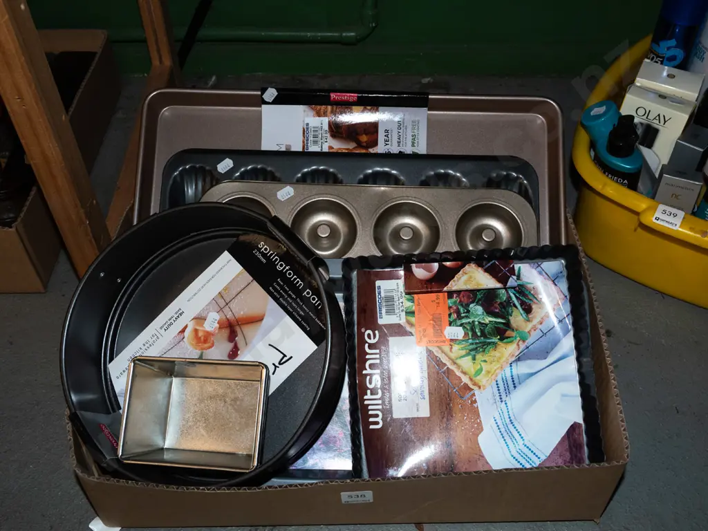 box; as new baking dishes, muffin trays etc Image 1++