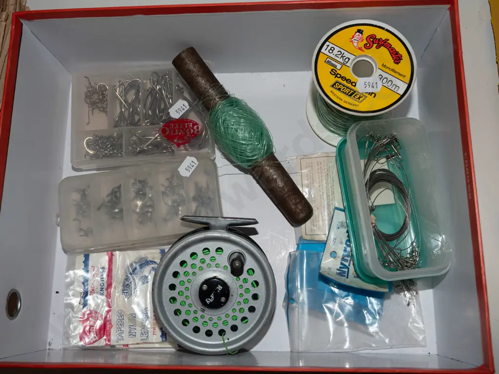 box; fishingreels, hooks, line etc Image 1++