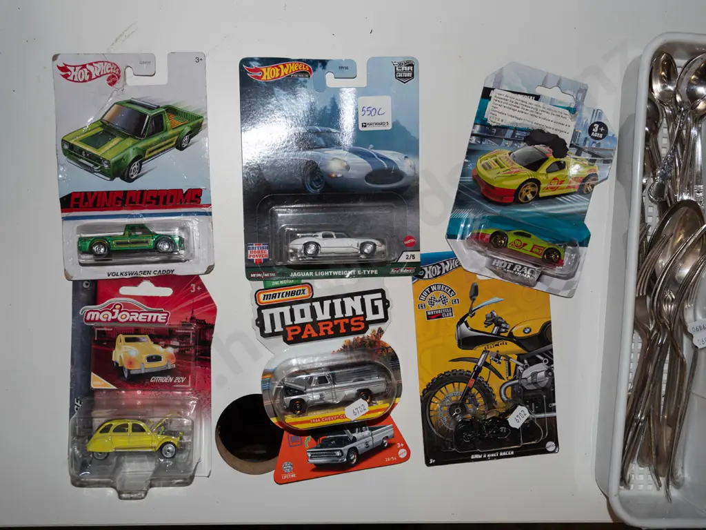 6x as new carded Hotwheels, Matchbox and other vehicles Image 1++