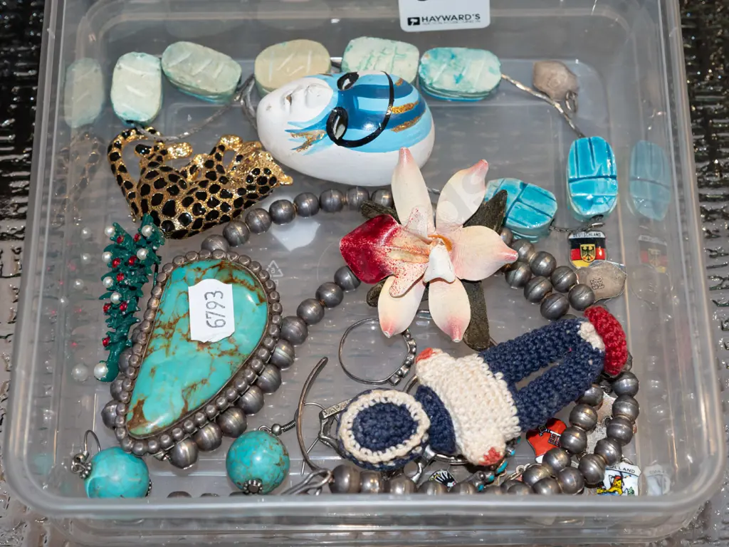 container of costume jewellery Image 1++
