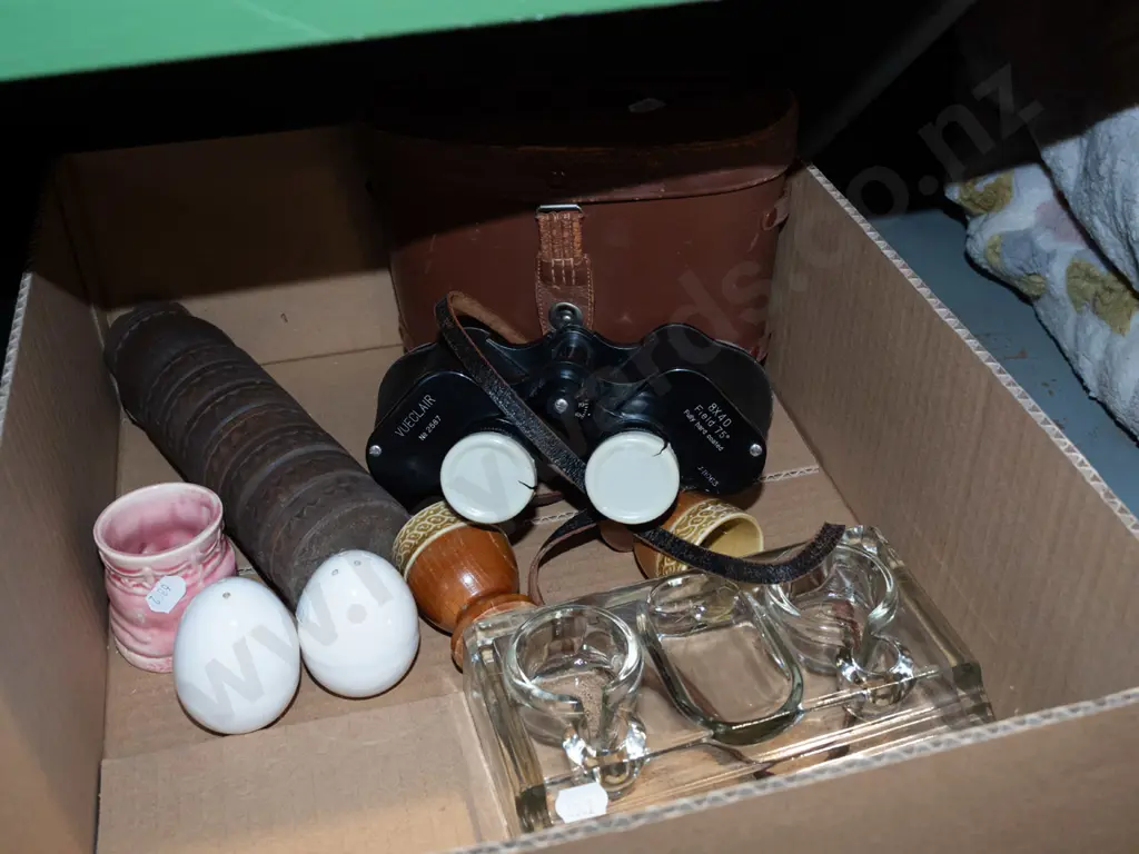 box; 8x40 field binoculars, salt and peppers, napkin rings etc Image 1++