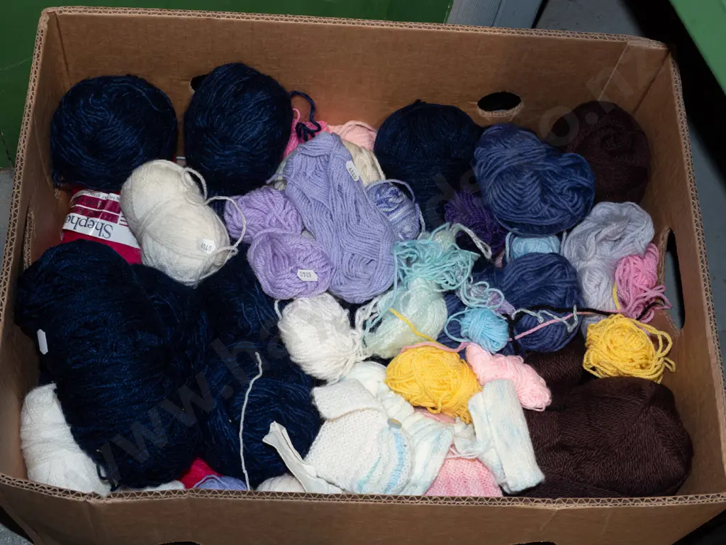 box; knitting yarns Image 1++