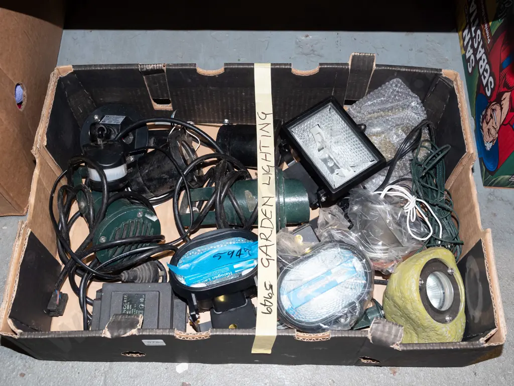 box; assorted garden lighting Image 1++