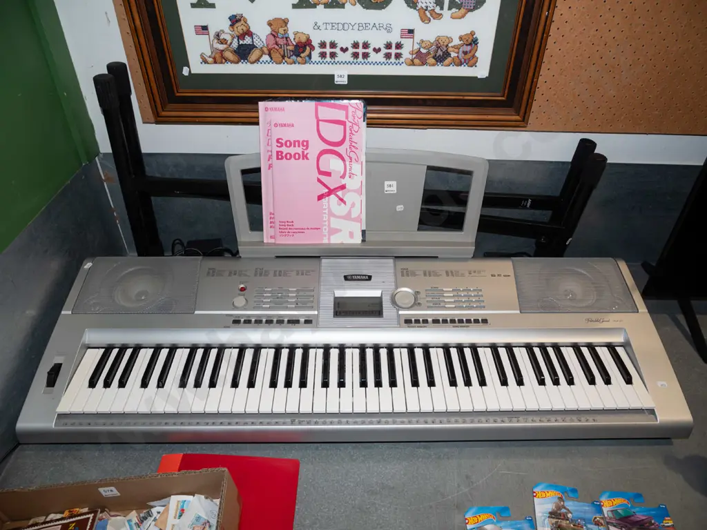 Yamaha DGX-205 keyboard with stand and manual Image 1++